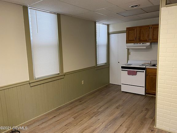 3rd image of R210 Main St