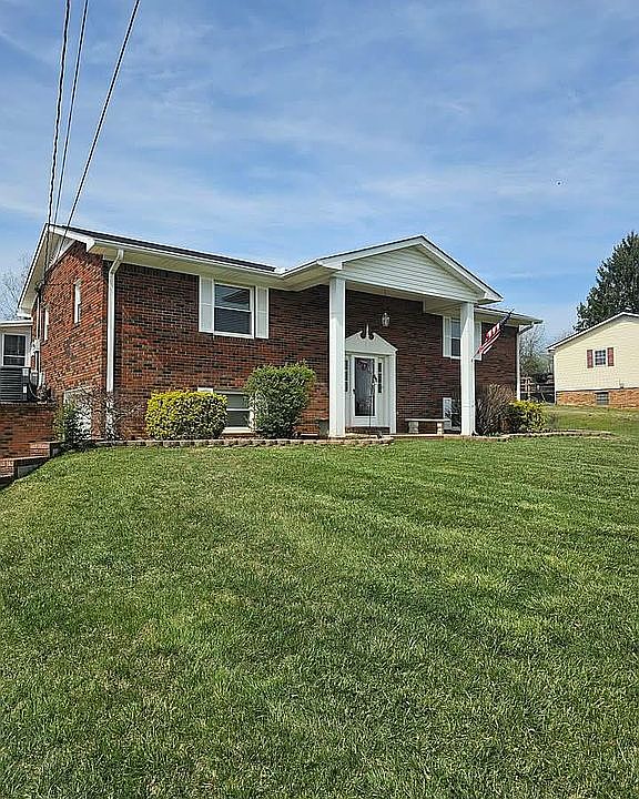 1st image of 225 W Gate Dr