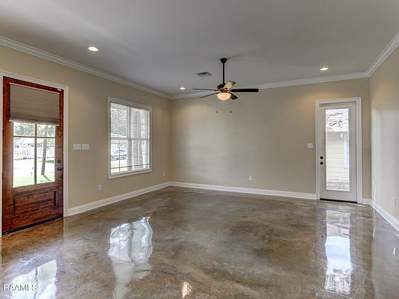 4th image of 815 N Avenue J