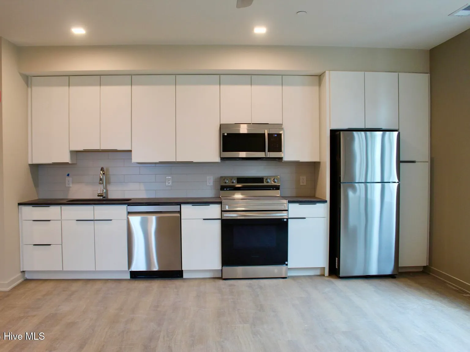 2 bed, 2.0 bath, 900 sqft, $1,685 — Photo 3