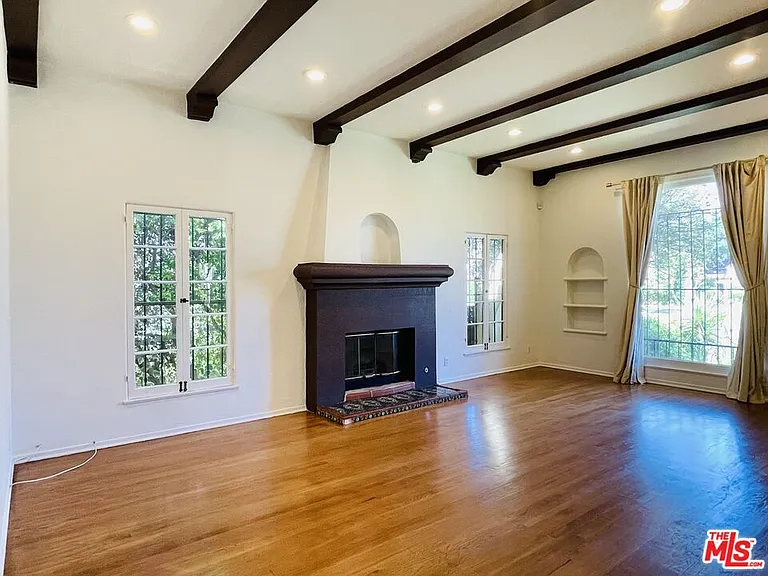 203 N Doheny Dr — Photo 1