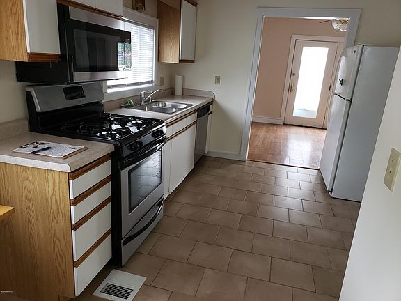 3rd image of 137 Eastmanville St