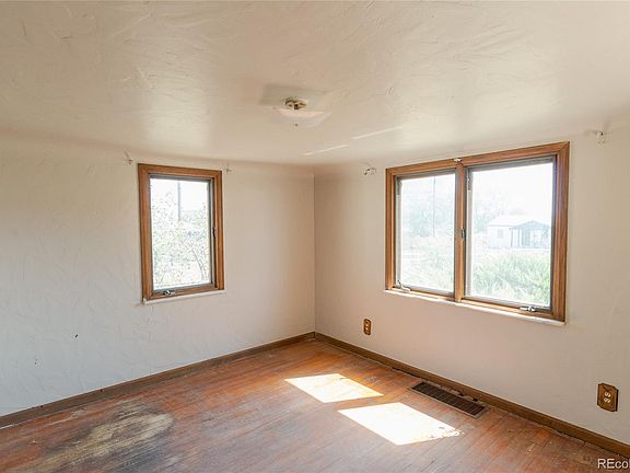 4th image of 935 S Lowell Boulevard