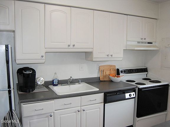 5th image of 51 Point Of Woods Dr