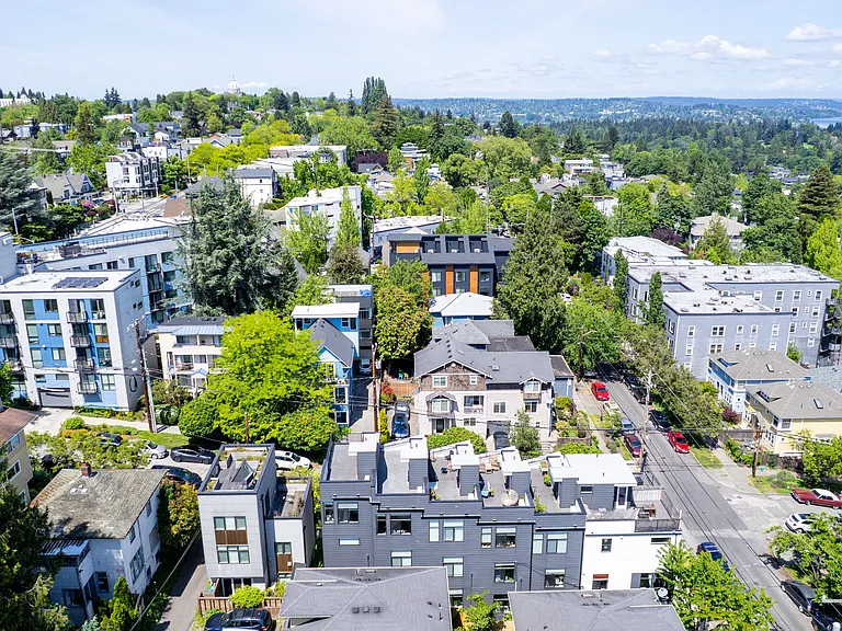 2327 E Denny Way — Photo 35