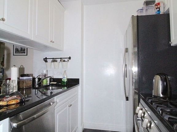 4th image of 215 E 95th St APT 25C