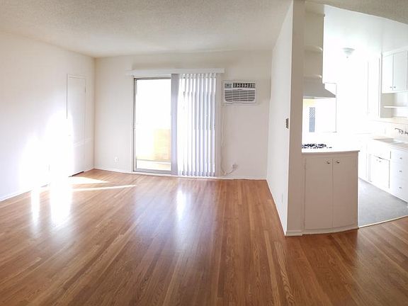 2nd image of 1438 N Fuller Ave