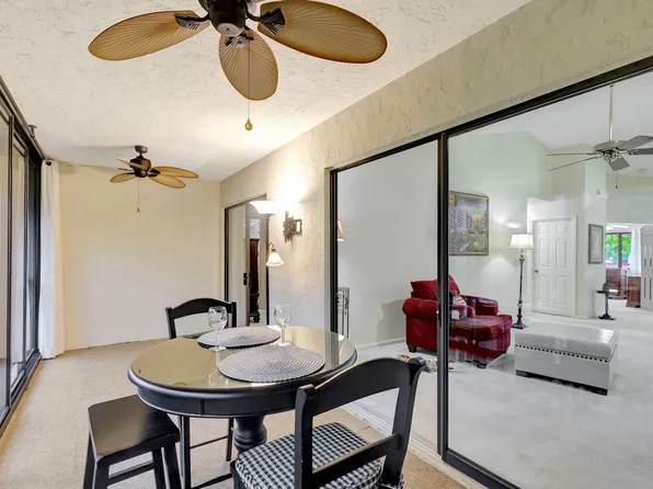 18 Lexington Lane W #E, Palm Beach Gardens, FL 33418