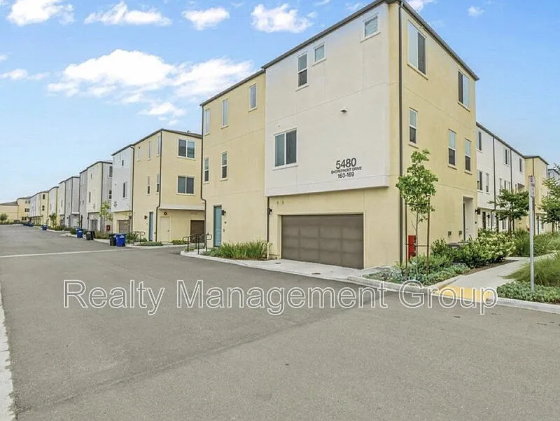 Building Photo - 5480 Shorefront Dr #163