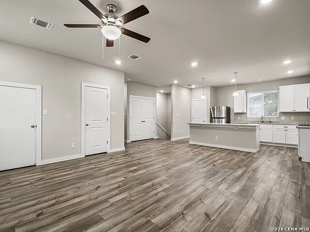 3 bed, 3.5 bath, 1931 sqft, $2,400 — Photo 4