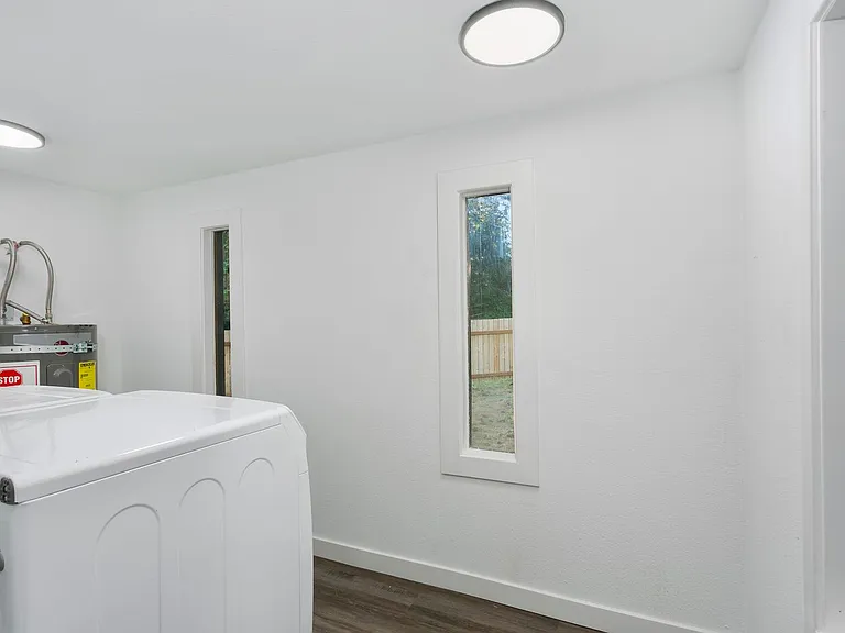 4919 Waller Rd E — Photo 33