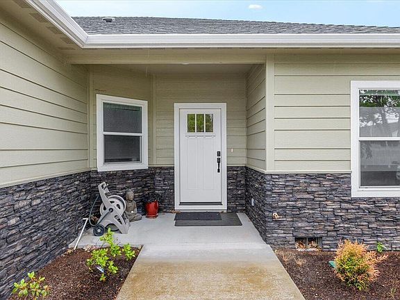 3rd image of 221 Skyhawk Dr