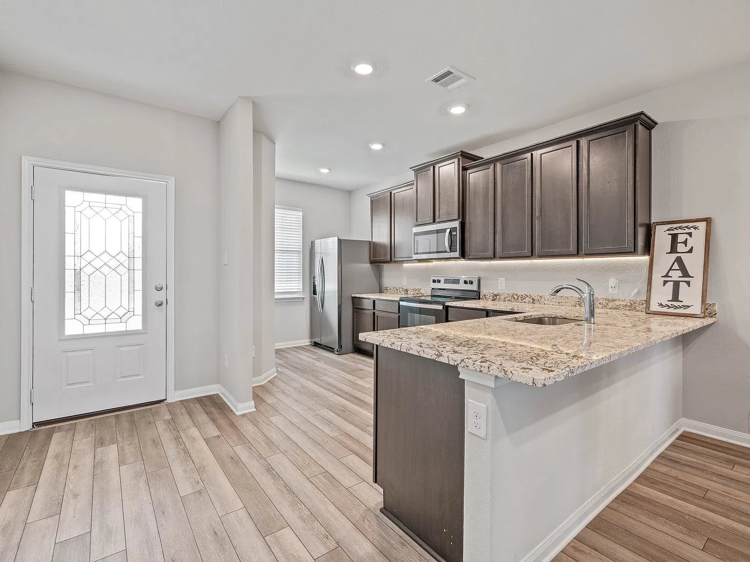 5 bed, 2653 sqft, $2,200 — Photo 3