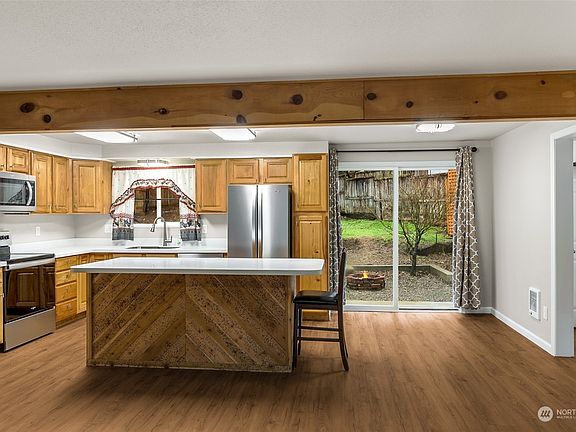 3rd image of 90 E Herron Place