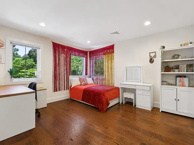 294-296 Tenafly Rd — Photo 17