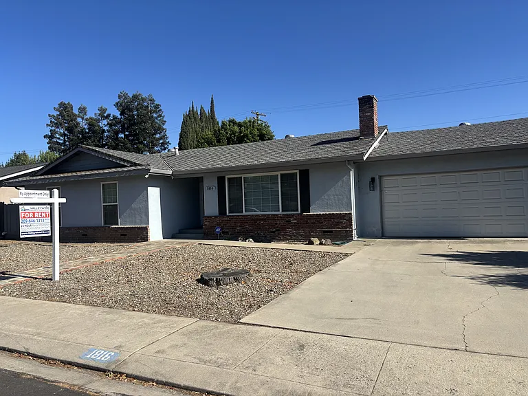 1816 Fallon Ln — Photo 2