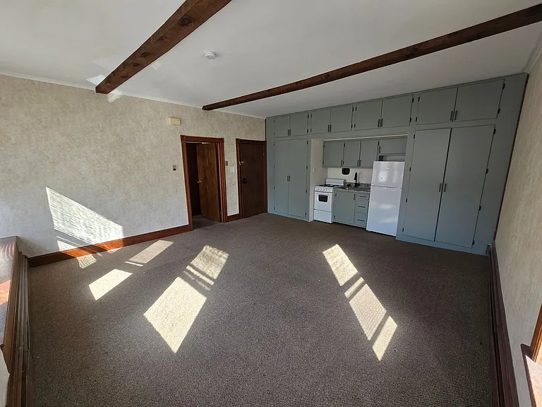 209 E Market St — Photo 2