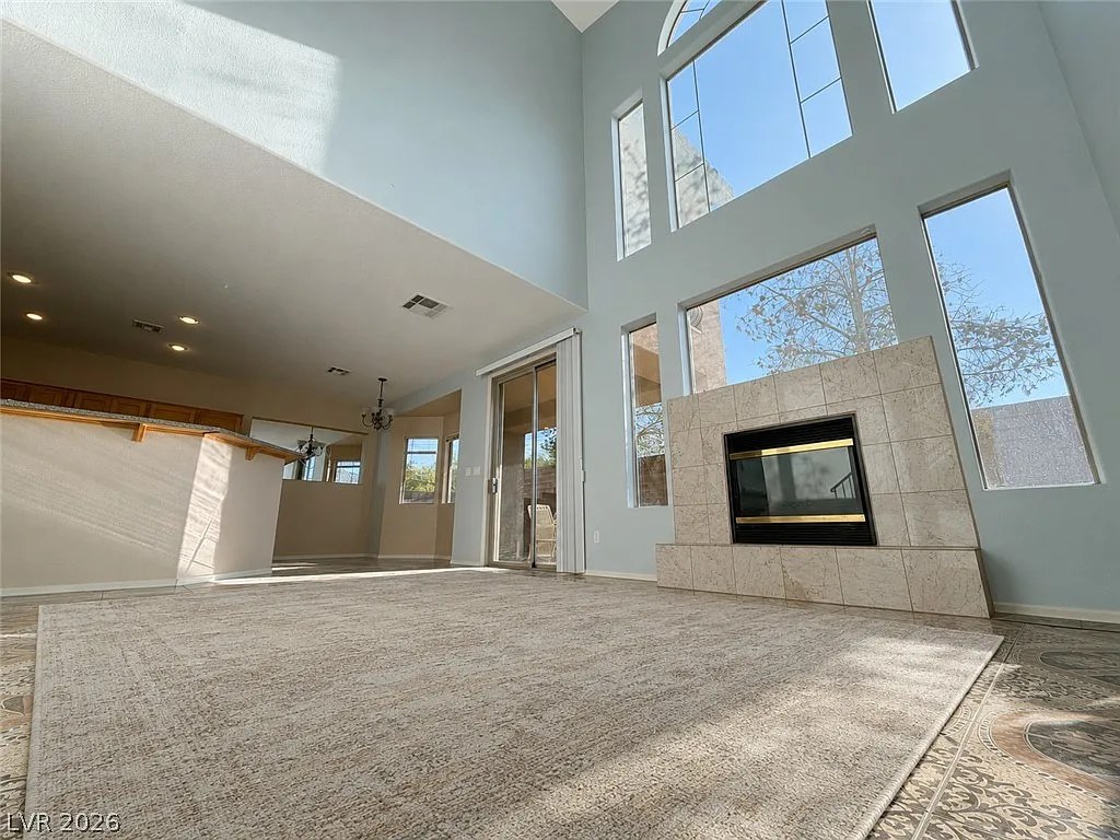 4 bed, 3.0 bath, 2304 sqft, $2,400 — Photo 2