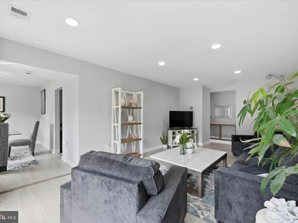 9731 Kings Crown Ct APT 102, Fairfax, VA 22031