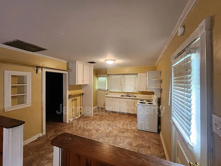 1009 Providence St — Photo 5