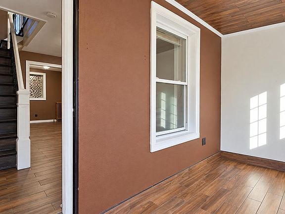 2nd image of 611 E Thayer St