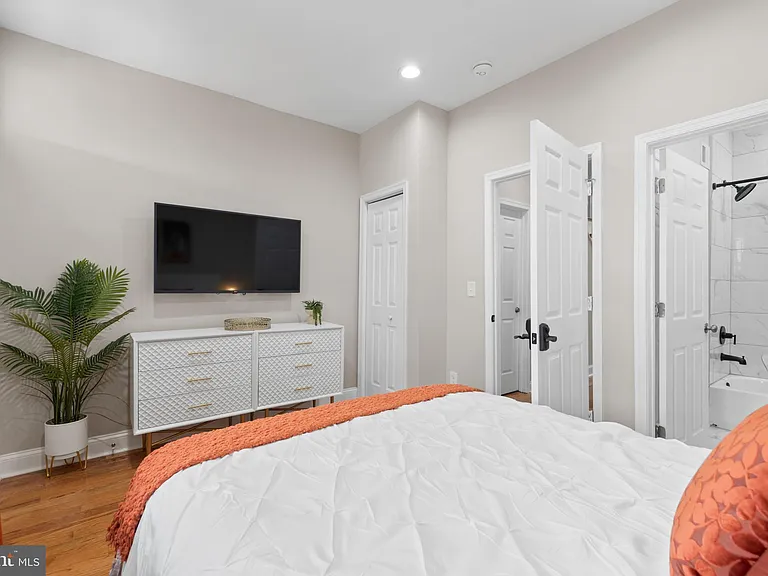 2235 E Chase St — Photo 19