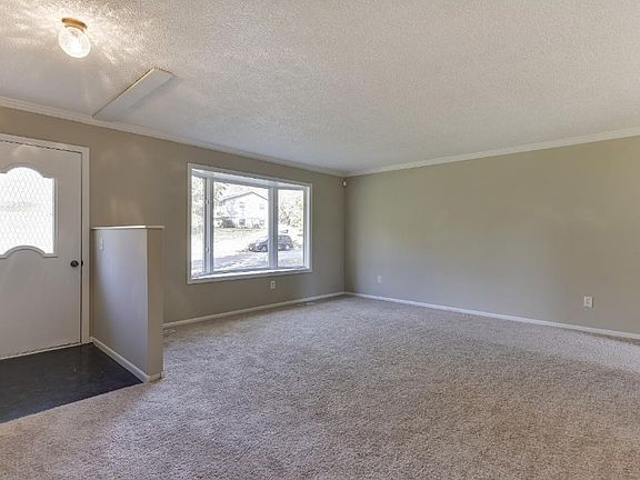 3rd image of 1295 Parkview Dr