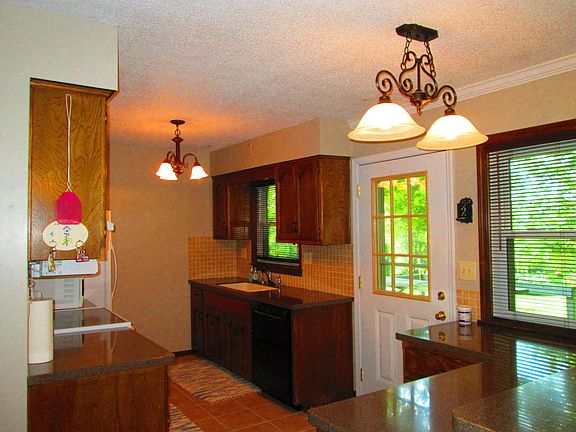 4th image of 1303 Cambridge Cir