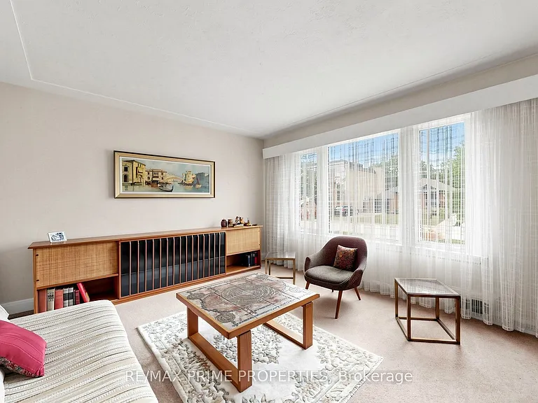 33 Irvington Cres — Photo 2