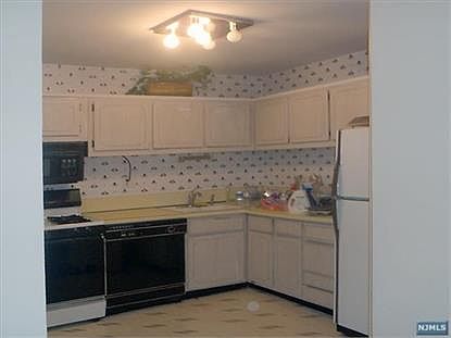 4th image of 2100 Linwood Ave APT 2H