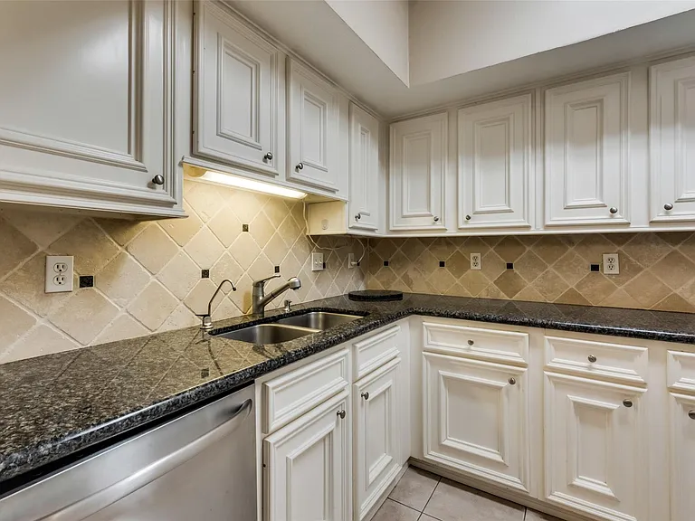 1300 Augusta Dr #28 — Photo 9
