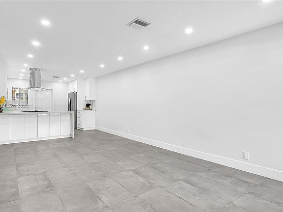 4th image of 1530 SW 22nd St