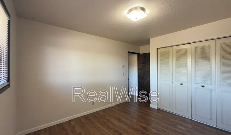 550 SE Center St — Photo 9