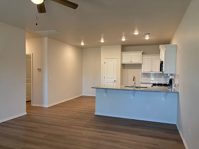 819 S Wilson Ave — Photo 8