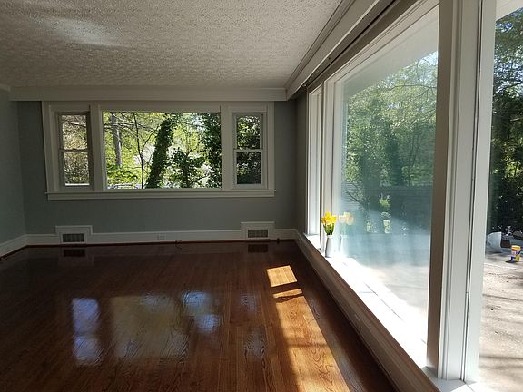 4th image of 725 Prospect Hill Dr