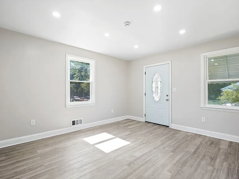 5204 Lackawanna St — Photo 5