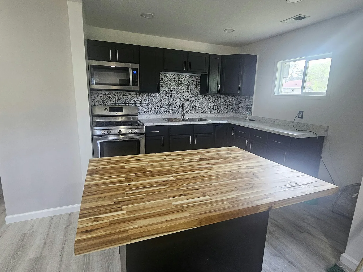 2524 Central Dr — Photo 3