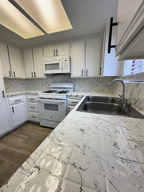 2 bed, 1.5 bath, 950 sqft, $1,825 — Photo 2