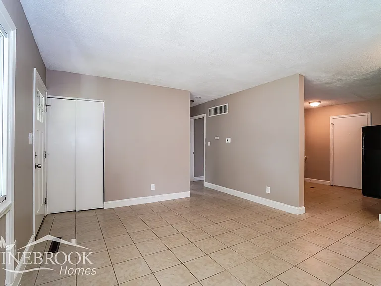 1747 Brentnell Ave — Photo 3