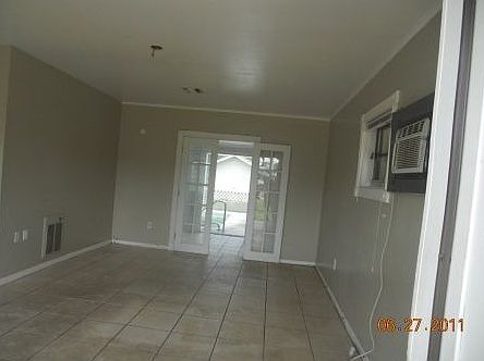 4th image of 2111 Laura Ln