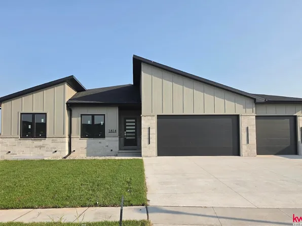 1814 E 8th St, Hickman, NE 68372