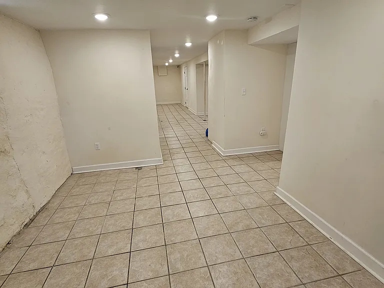 817 W 39th St #BASEMENT — Photo 8