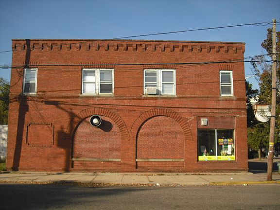 3rd image of 32 Church St