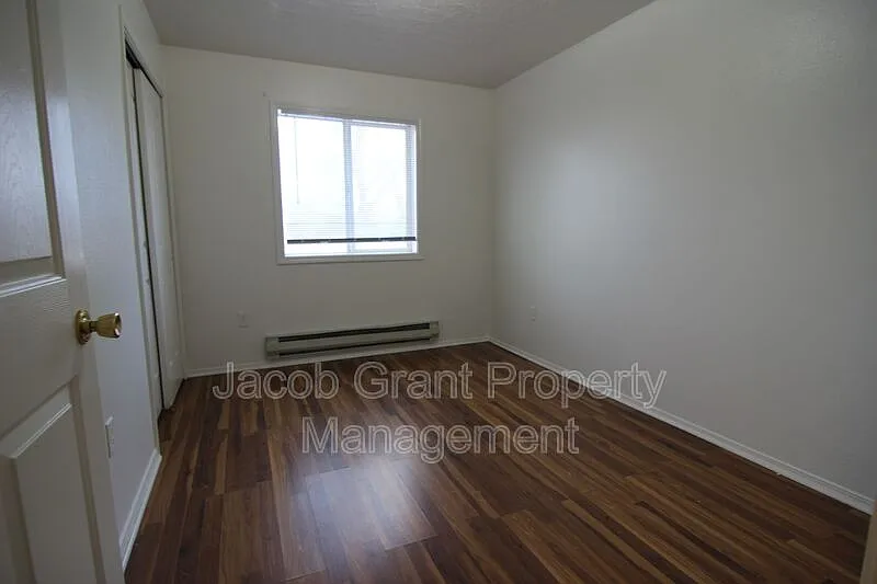 2 bed, 1.0 bath, 1100 sqft, $900 — Photo 4