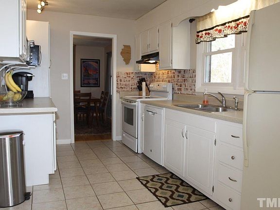 3rd image of 4029 Chaucer Dr