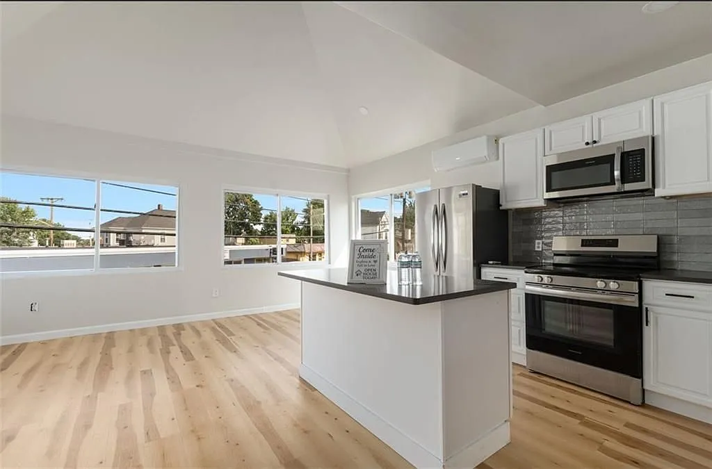 3 bed, 2.0 bath, 1290 sqft, $2,700 — Photo 4