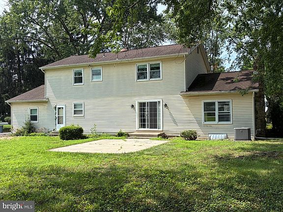 5th image of 8 Colonial Dr