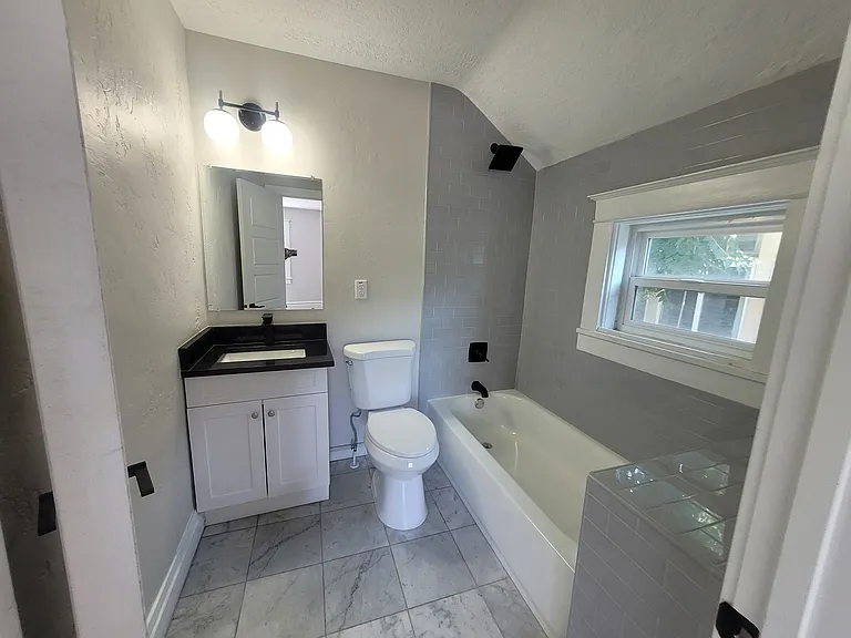 164 N C St — Photo 11