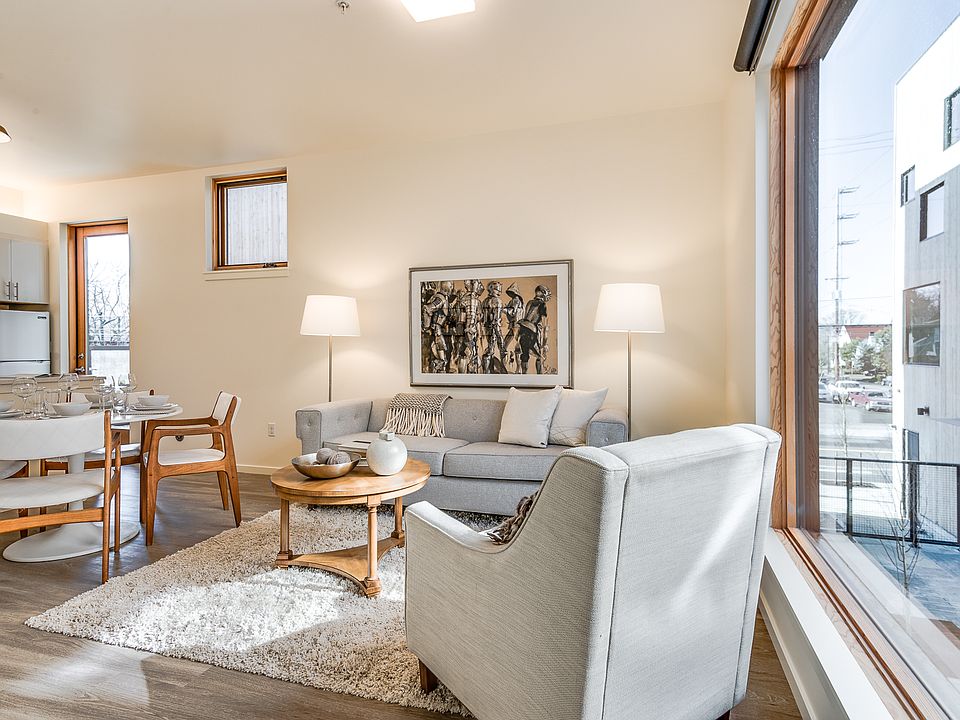 2 Bedroom Living Room/Dining