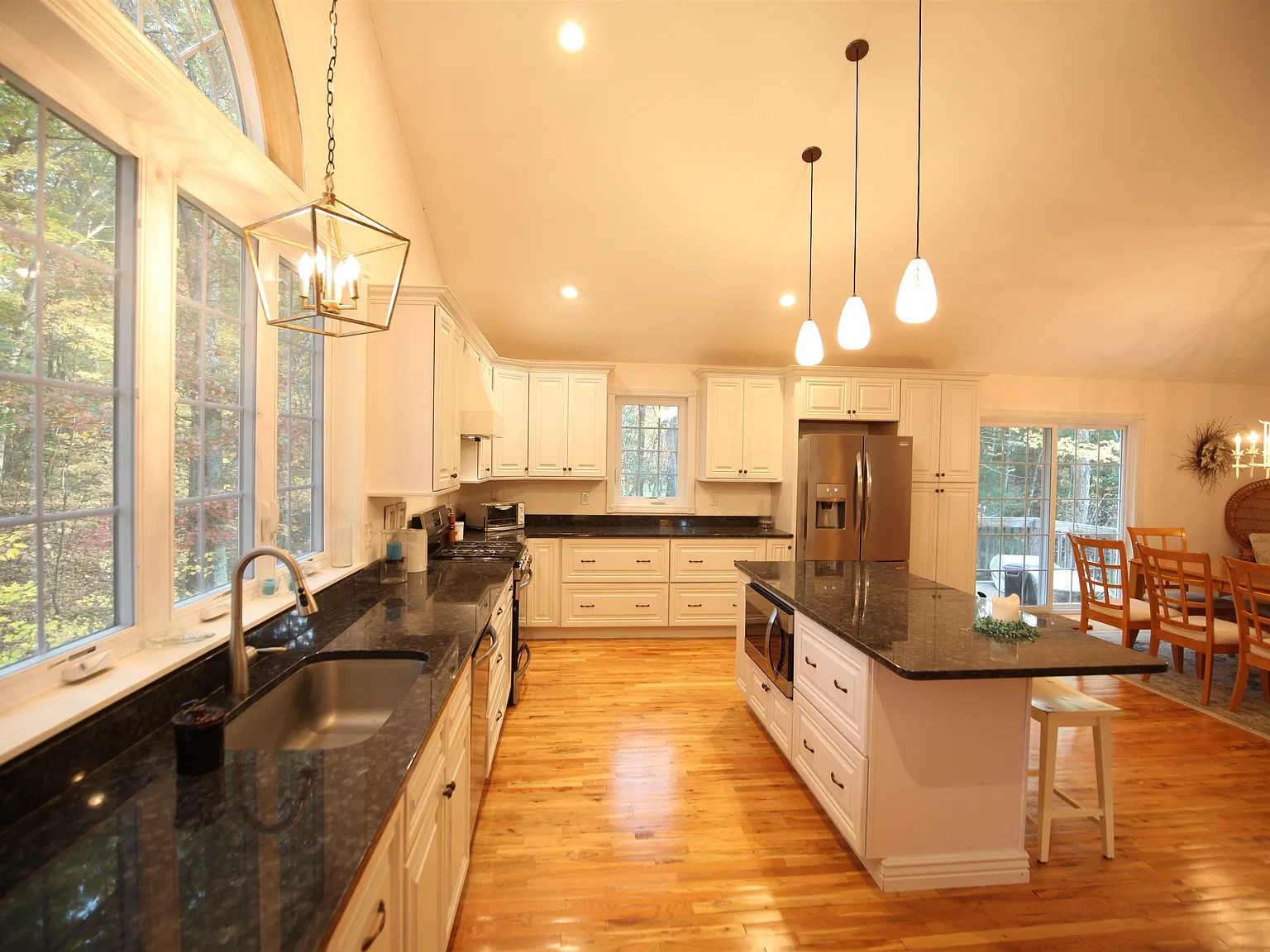 1 bed, 1.5 bath, 1426 sqft, $2,300 — Photo 2